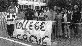 Les grévistes devant le collège